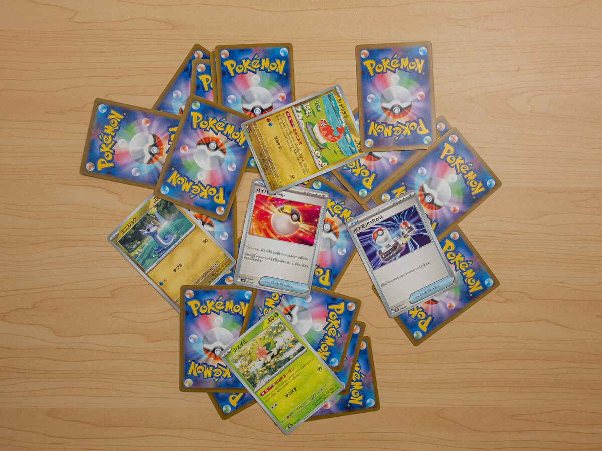 持ち込まれたトレーディングカード。スリーブにも入れず、表裏の向きもばらばらのまま重なっている状態